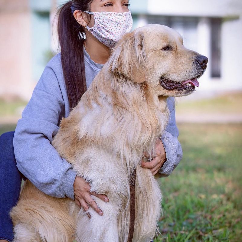 Una joven de la familia abraza a Boby en el jardín